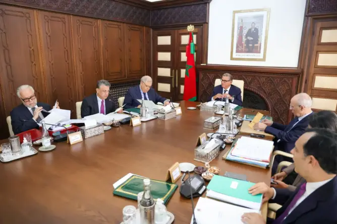أخنوش يستنفر الوزراء للتحلي بالجدية في تنفيذ المشاريع المبرمجة 