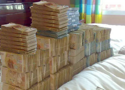 تعاملات المغاربة بـ “الكاش” تفوق مليار و300 مليون درهم.. والقروض البنكية في ارتفاع