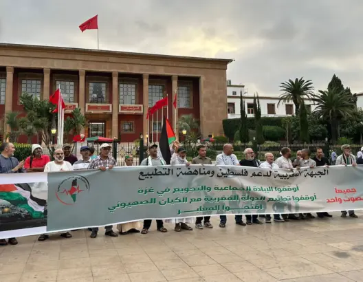 مغاربة يتظاهرون أمام البرلمان ومطالب بإسقاط التطبيع