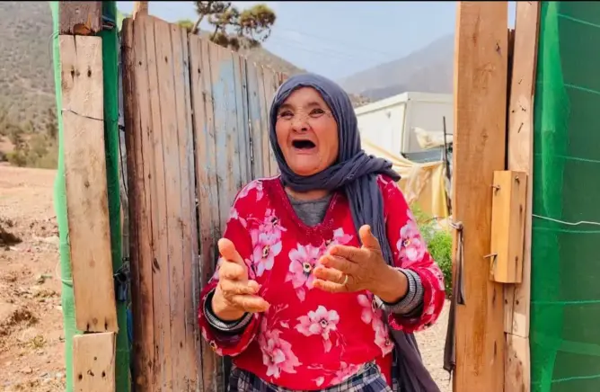 “مي زينة”.. عجوز تواجه بإصرار صعوبة العيش في مأوى موقت بعد سنة من زلزال الحوز (فيديو)