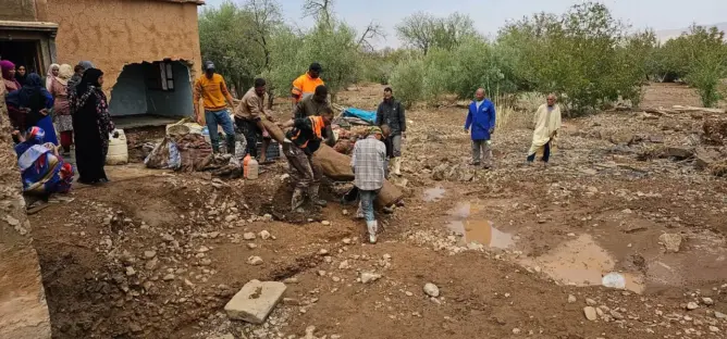 عواصف رعدية تجتاح الجنوب الشرقي وتحذيرات من تأثيرها على المباني الطينية