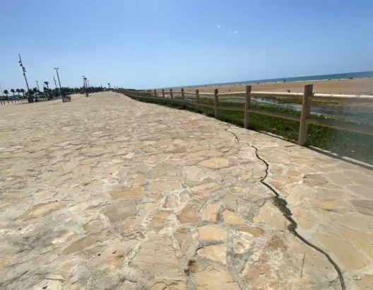 كلَّف 3 ملايير سنتيم.. تشققات بكورنيش “اكزناية” بطنجة بعد عام من افتتاحه (صور)
