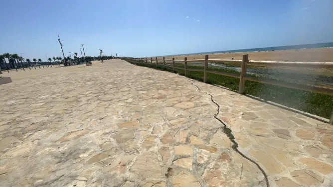 كلَّف 3 ملايير سنتيم.. تشققات بكورنيش “اكزناية” بطنجة بعد عام من افتتاحه (صور)