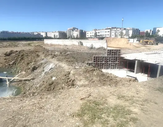 احتجاجات بطنجة بعد الترخيص لمشروع بناء فوق مجرى وادي (فيديو وصور)