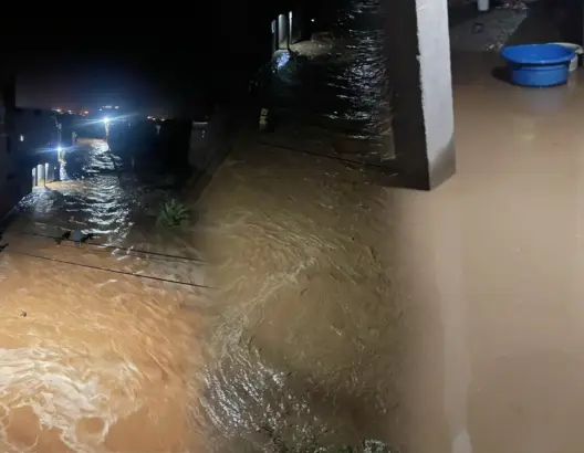 منازل “حارة شعو” بأكدز تغمرها مياه وادي تنسيفت والسكان يستغيثون (صور)