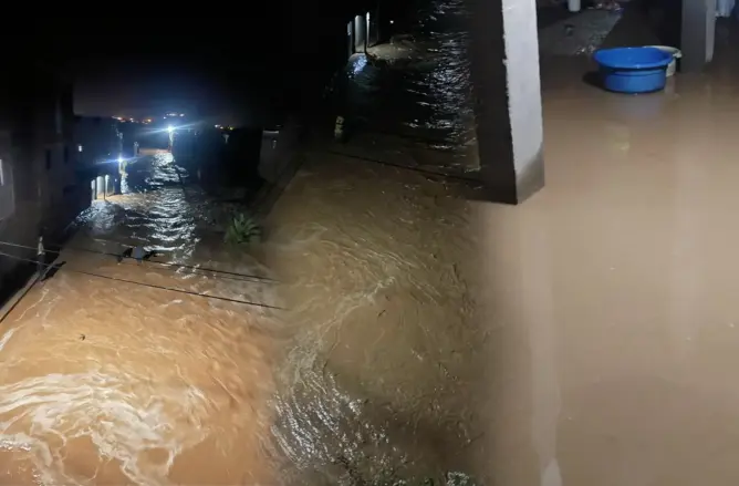 منازل “حارة شعو” بأكدز تغمرها مياه وادي تنسيفت والسكان يستغيثون (صور)