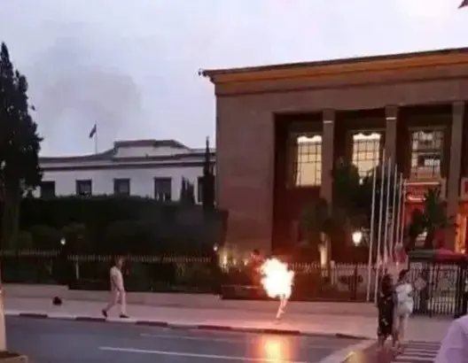 هذه تفاصيل الوضع الصحي لشاب أضرم النار بجسده قرب البرلمان