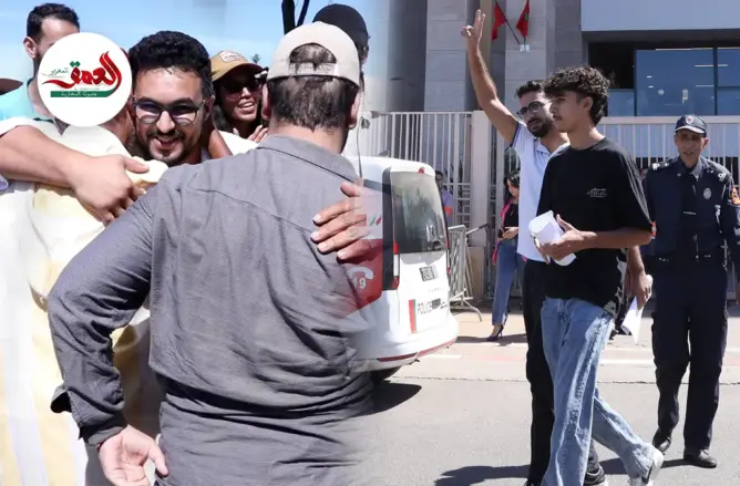 لحظة خروج طلبة الطب من المحكمة في أولى جلسات محاكمتهم