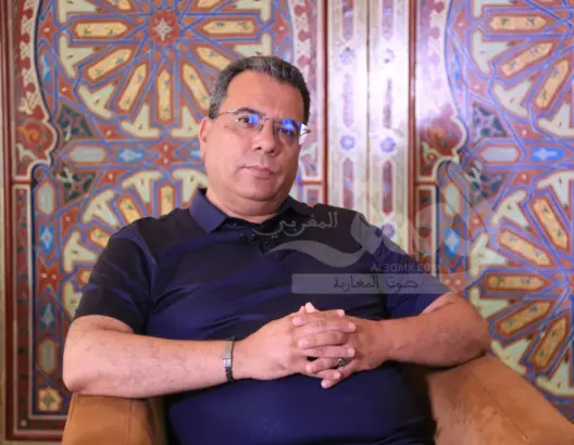 اسليمي: زيارة ماكرون تحمل تحولات لصالح مغربية الصحراء وفرض التأشيرة الجزائرية هدية للمغرب