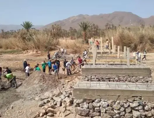 سكان يفكون العزلة عن أنفسهم بضواحي زاكورة ويعيدون بناء قنطرة دمرتها السيول