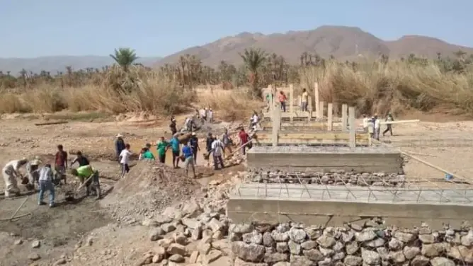 سكان يفكون العزلة عن أنفسهم بضواحي زاكورة ويعيدون بناء قنطرة دمرتها السيول