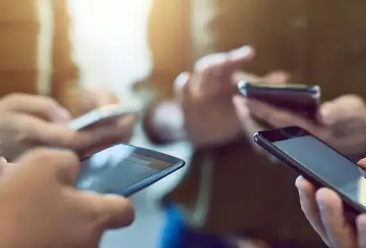 فرنسا تعلن حظر الهواتف المحمولة في الثانويات ابتداء من الأسبوع المقبل