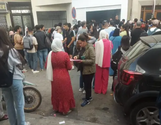 “ألزا” تواصل إهانة الطلبة وتجبرهم على الوقوف لساعات بسبب بطاقة الاشتراك (فيديو وصور)