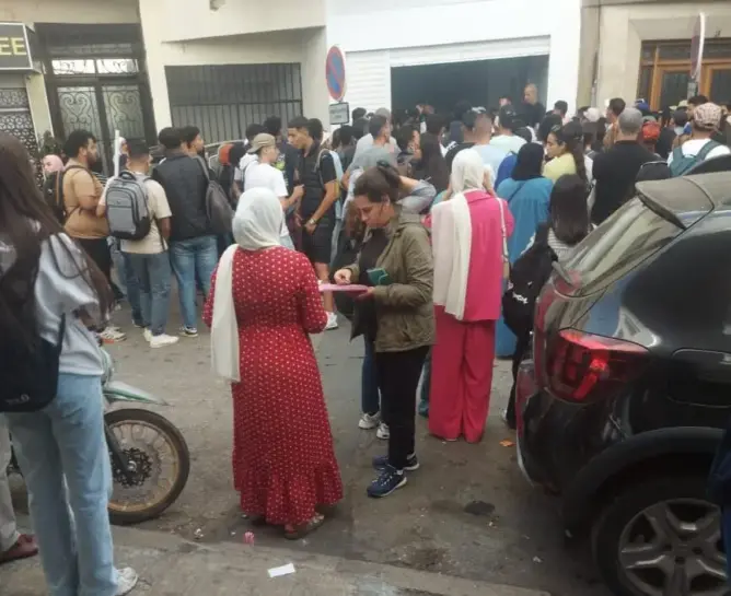 “ألزا” تواصل إهانة الطلبة وتجبرهم على الوقوف لساعات بسبب بطاقة الاشتراك (فيديو وصور)
