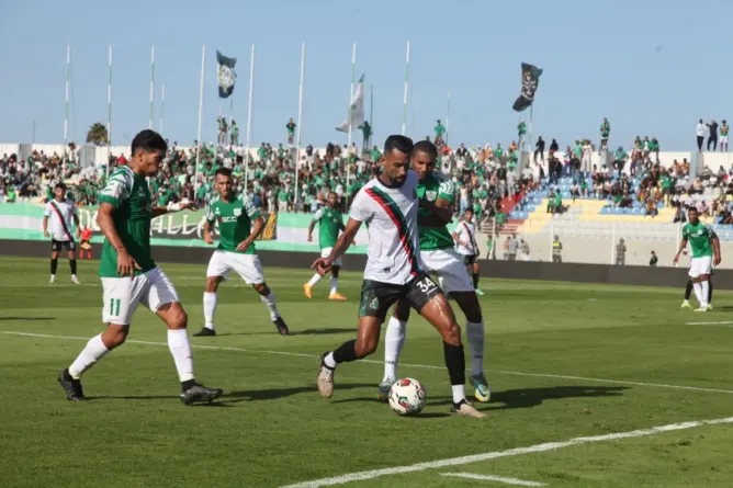 الدفاع الجديدي يلحق أول هزيمة بالجيش الملكي ويحرمه من الابتعاد في الصدارة