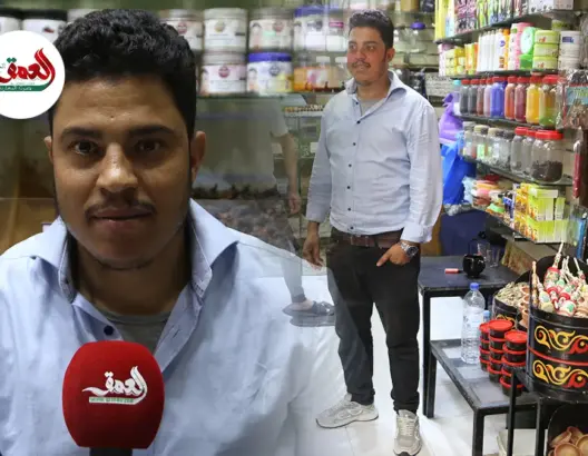 يتقن خمس لغات.. عطار شاب بمراكش يعول على طلاقة لسانه لإقناع السياح بشراء الأعشاب