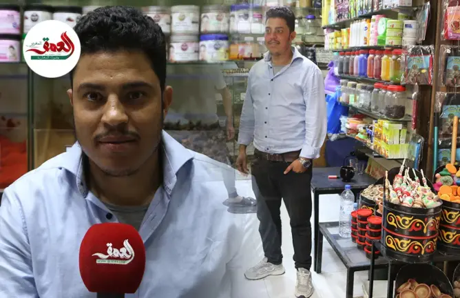 يتقن خمس لغات.. عطار شاب بمراكش يعول على طلاقة لسانه لإقناع السياح بشراء الأعشاب