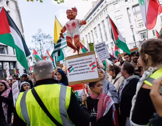 متظاهرون مؤيدون للفلسطينيين يسيرون في لندن يوم 5 أكتوبر للمطالبة بوقف إراقة الدماء في غزة. الصورة: وكالة-إيفي