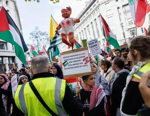 متظاهرون مؤيدون للفلسطينيين يسيرون في لندن يوم 5 أكتوبر للمطالبة بوقف إراقة الدماء في غزة. الصورة: وكالة-إيفي
