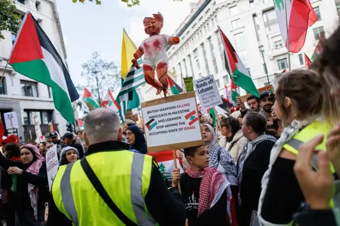 متظاهرون مؤيدون للفلسطينيين يسيرون في لندن يوم 5 أكتوبر للمطالبة بوقف إراقة الدماء في غزة. الصورة: وكالة-إيفي