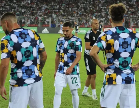 “أديداس” تزيل “الزليج المغربي” من قمصان المنتخب الجزائري