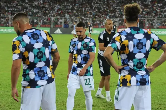 “أديداس” تزيل “الزليج المغربي” من قمصان المنتخب الجزائري
