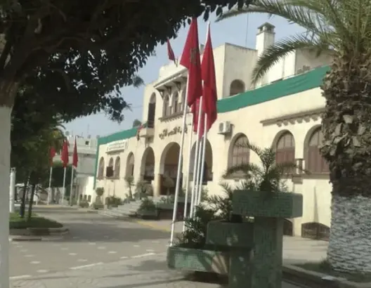 معارضة جماعة القصر الكبير تحتج أمام العمالة ضد السيمو