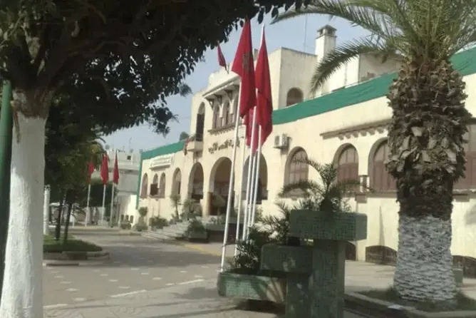 معارضة جماعة القصر الكبير تحتج أمام العمالة ضد السيمو