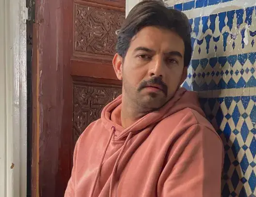 الممثل عمر لطفي يتعرض للسرقة يوم عرض فيلمه السينمائي الأول بالبيضاء