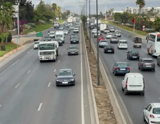 رغم قرار منعها داخل المدينة.. الشاحنات تتسبب في توقف حركة المرور وسط شوارع الدار البيضاء