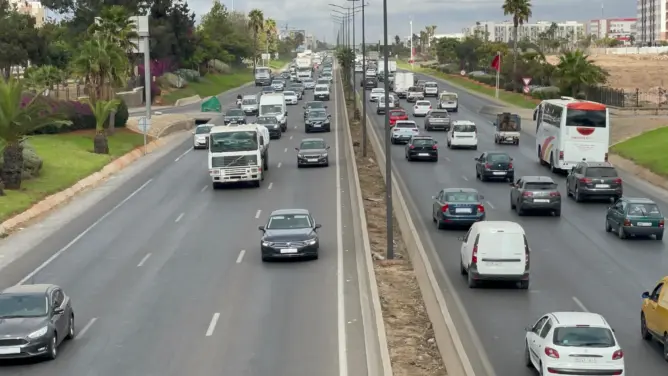 رغم قرار منعها داخل المدينة.. الشاحنات تتسبب في توقف حركة المرور وسط شوارع الدار البيضاء