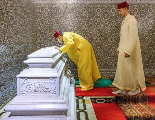 الملك يترأس حفلا دينيا بضريح محمد الخامس إحياءً لذكرى وفاة الحسن الثاني