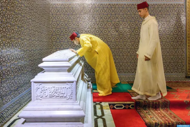 الملك يترأس حفلا دينيا بضريح محمد الخامس إحياءً لذكرى وفاة الحسن الثاني