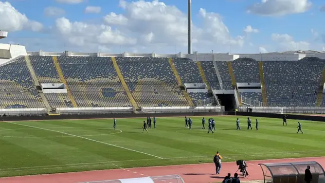 صمت المدرجات .. لاعبو البطولة يكشفون لـ”العمق” تأثير “الويكلو” على أدائهم