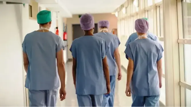 أخنوش: نقص الأطباء إرث 10 سنوات سابقة.. وإصلاح الصحة على “السكة الصحيحة”