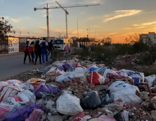 الإهمال يعزل حي “حدائق عمر” بالبيضاء..ومواطنون يستعجلون انتشالهم من وحل الأزبال (فيديو)