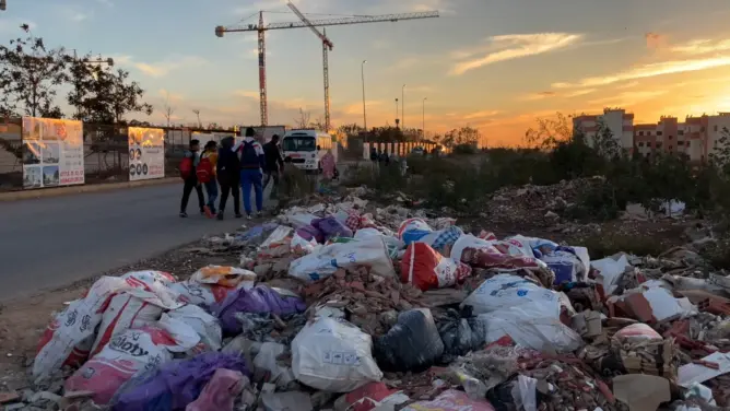 الإهمال يعزل حي “حدائق عمر” بالبيضاء..ومواطنون يستعجلون انتشالهم من وحل الأزبال (فيديو)