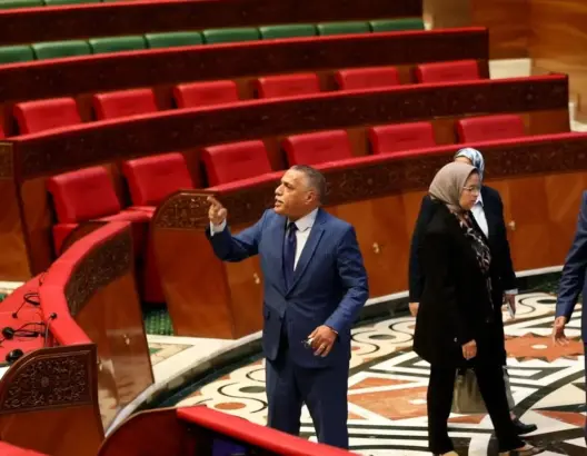 “المستشارين” يدشّن جلساته وسط الارتباك.. انسحاب فريق مخاريق وتصاعد الخلاف بين الاشتراكيين