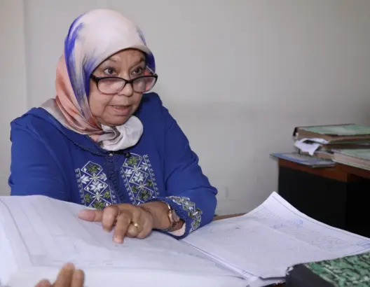 فاطمة الصم.. أول ناسخة قضائية بالمغرب تروي عقودا من العمل دون تقاعد في الأفق (فيديو)