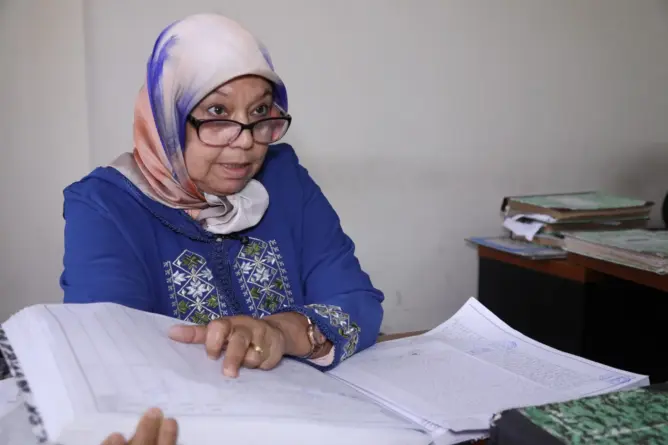 فاطمة الصم.. أول ناسخة قضائية بالمغرب تروي عقودا من العمل دون تقاعد في الأفق (فيديو)