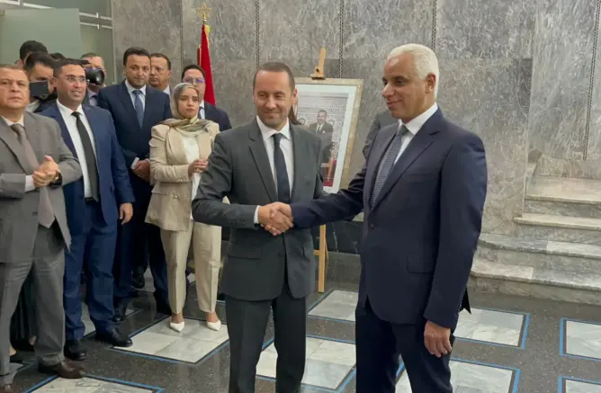 أيت الطالب يسلم مفاتيح وزارة الصحة للطهراوي