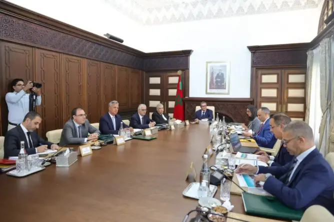 الحكومة تعلن انتقاء مشاريع استثمارية لإنتاج الهيدروجين الأخضر بالصحراء المغربية