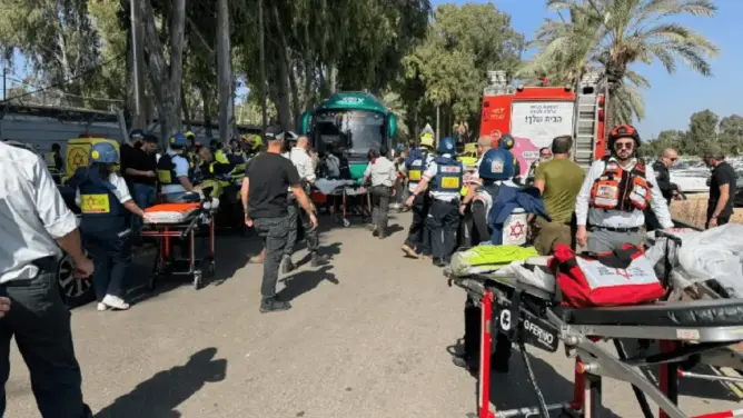قتلى وعشرات الجرحى في عملية دهس نفذها فلسطيني شمال تل أبيب