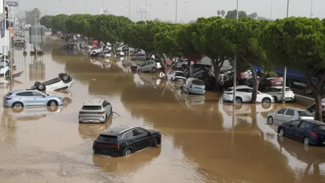 السلطات الإسبانية تنشر آلاف الجنود في فالنسيا بعد الفيضانات