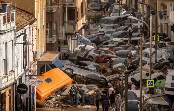 حالة وفاة و25 مفقودا في صفوف الجالية المغربية في فيضانات إسبانيا
