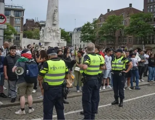 مشجعون إسرائيليون يثيرون شغبا في أمستردام ونتنياهو يرسل طائرتين لـ”إنقاذهم”