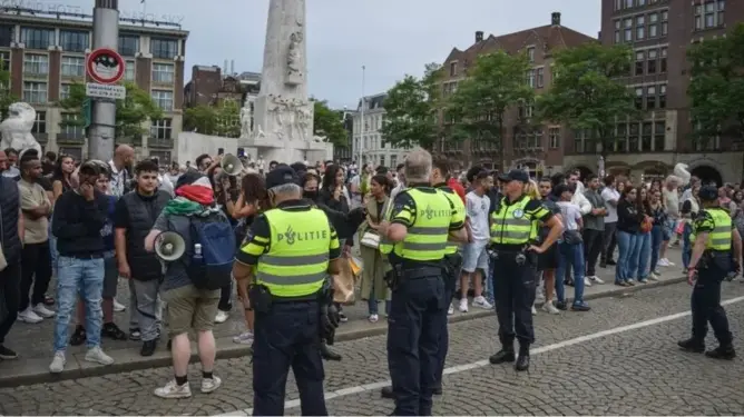 مشجعون إسرائيليون يثيرون شغبا في أمستردام ونتنياهو يرسل طائرتين لـ”إنقاذهم”