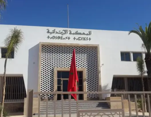 محكمة القنيطرة ترفض إدانة متهم بالاتجار بالمخدرات استنادا إلى إفادات مجهولة