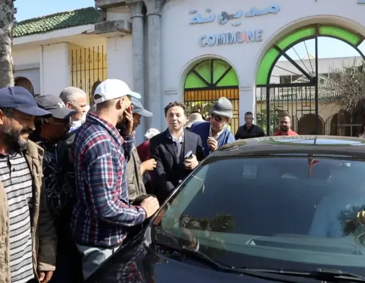 تجار مديونة يحتجون ضد أبو الغالي بعد إقصائهم من الاستفادة من محلات تجارية (فيديو)