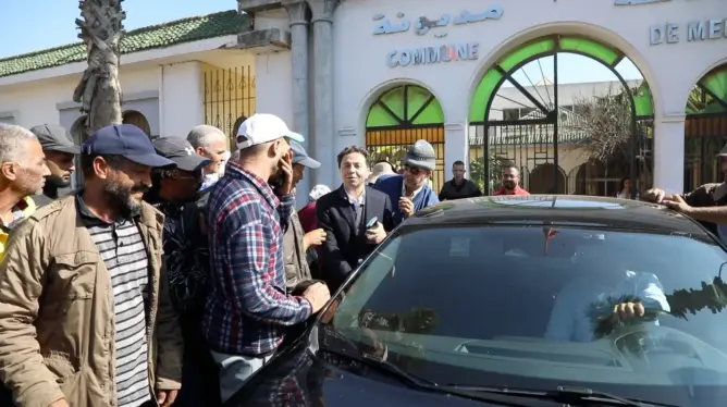 تجار مديونة يحتجون ضد أبو الغالي بعد إقصائهم من الاستفادة من محلات تجارية (فيديو)